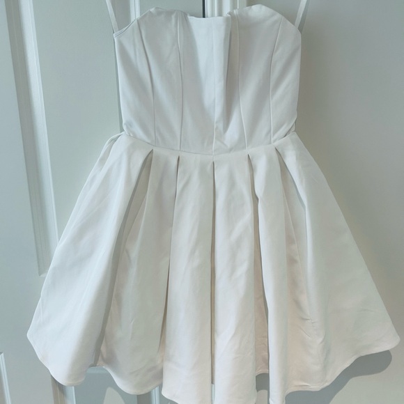 House of CB EMMANUELA
White Strapless Pleated Mini Dress size Small Cup A-C NWOT - Picture 2 of 5